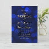 Invitation Sapphire Blue Bokeh Lights Faux Gold Mariage (Debout devant)
