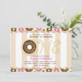 Invitation Saupoudrer de crème Brown Donuts UN 1er anniversai (Debout devant)
