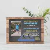 Invitation Sautez l'invitation bleu d'anniversaire de (Debout devant)