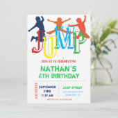 Invitation Sautez l'invitation de fête d'anniversaire de (Debout devant)