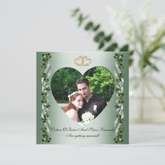 Invitation Sauvegarder la date mariage irlandais trèfles et r (Debout devant)