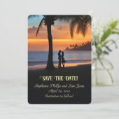Invitation Sauver la Date Couple Romantique de Plage Tropical (Debout devant)