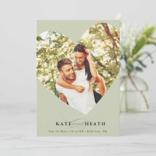 Invitation SAVE THE DATE photo moderne mignon coeur vert sage (Debout devant)