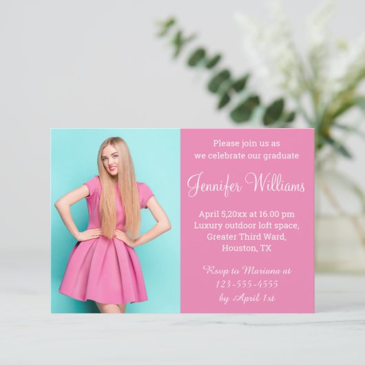 Invitation script blanc rose moderne design photo Graduation (Debout devant)