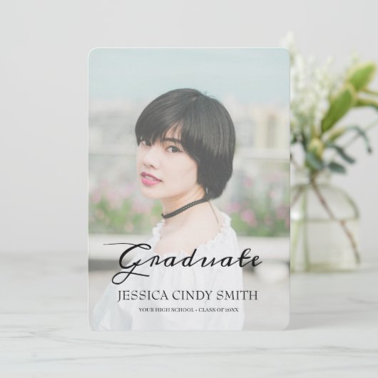 Invitation Script Chic Faux Vellum Effet Photo Graduation (Debout devant)