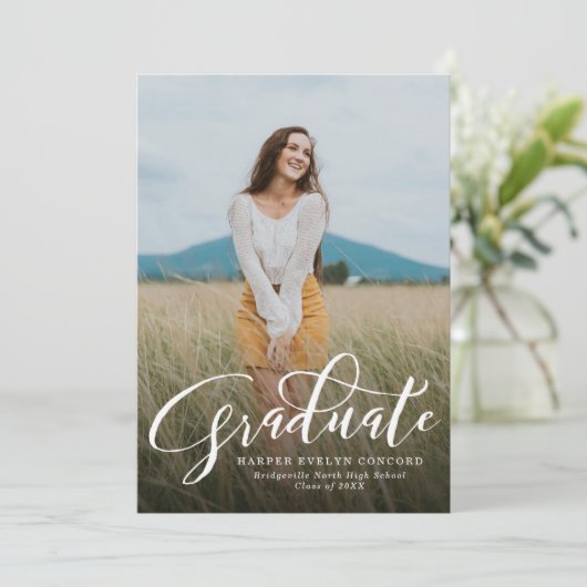Invitation Script de diplôme simple une photo graduation (Debout devant)