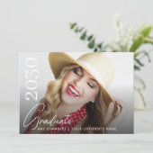 Invitation Script de graduation photo moderne (Debout devant)