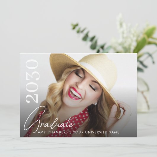 Invitation Script de graduation photo moderne (Debout devant)