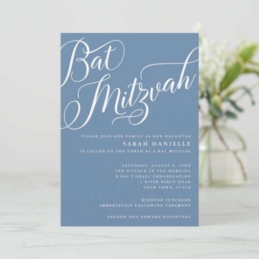 Invitation Script florissant moderne, Bat mitzvah bleu Dusty (Debout devant)