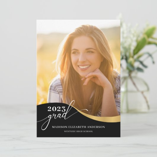 Invitation Script Forme moderne Photo Noir & Or Graduation (Debout devant)
