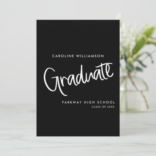 Invitation Script manuscrit tendance noir & blanc Graduation (Debout devant)