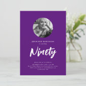 Invitation Script minimal photo 90e anniversaire violet (Debout devant)