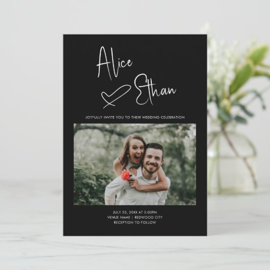 Invitation Script minimal Signature Coeur photo noir (Debout devant)