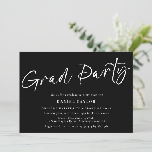 Invitation Script moderne Black White Graduation Party (Debout devant)