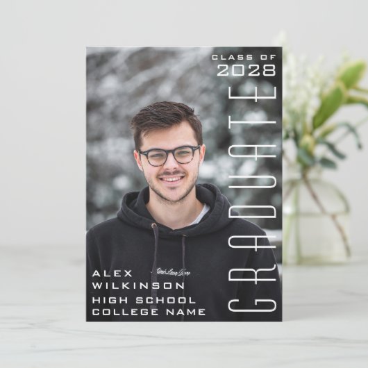 Invitation Script moderne Chic Guy Photo Graduation tendance (Debout devant)
