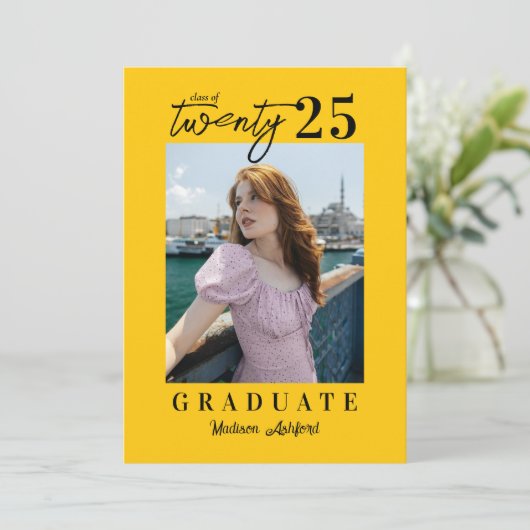 Invitation Script moderne Jaune Photo Party Graduation (Debout devant)