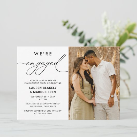Invitation Script moderne Nous sommes engagés Photo Engagemen (Debout devant)