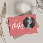 Invitation Script moderne Photo 30th Birthday Party Coral<br><div class="desc">Un design élégant "30th Birthday" fête avec photo personnalisée,  typographie moderne et texte personnalisé.</div>