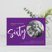 Invitation Script moderne photo 60e anniversaire fête violet (Debout devant)