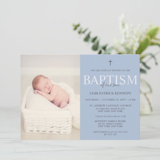 Invitation Script moderne simple Baptême bleu Dusty pour garç (Debout devant)