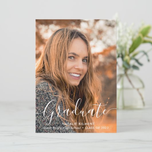 Invitation Script noir Moderne Diplômé Photo Graduate (Debout devant)
