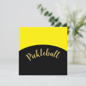 Invitation Script Pickleball Mod Courbes Jaunes Noires Lumine (Debout devant)