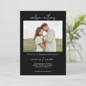 Invitation Script stylish noir simple avec Mariage photo (Debout devant)