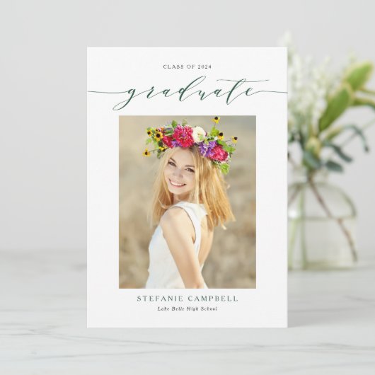 Invitation Script Whimsical Vert 2023 Graduation Photo (Debout devant)