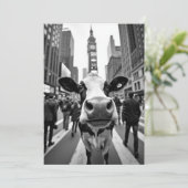 Invitation Selfie de vache drôle sur une rue très fréquentée  (Debout devant)