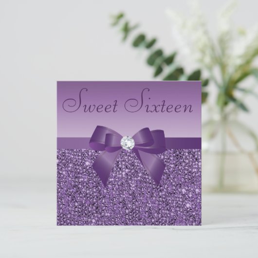 Invitation Séquins imprimés violets Bow & Diamond Sweet 16 (Debout devant)