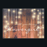 Invitation Serez-vous ma Flower Girl Rustic Wood<br><div class="desc">Pour que la mariée soit qui aime les choses rustiques ! Une façon créative et amusante de demander à votre Flower girl de faire partie de votre fête de mariage ! Doté d'un arrière - plan rustique en bois et de lampes à cordes. Lit "Serez-vous ma fille aux fleurs ?"...</div>