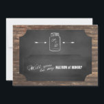 Invitation Serez-vous mon chef d'honneur ? Rustique Mason Jar<br><div class="desc">Unique Rustique Mason Jar Chalkboard design avec un bocal de maçon avec script de Mariage Celebration, un grand tag de tableau pour toutes les infos, sur un arrière - plan en bois. Ce design est un bon choix pour un mariage de grange, un mariage rustique, un mariage de ferme ou...</div>