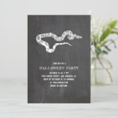 Invitation serpent vintage. Soirée d'Halloween sur Chalkboard (Debout devant)