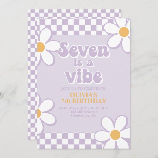 Invitation Seven est une Vibe Retro Check Purple Daisy (Devant / Derrière)