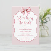 Invitation Shabby Chic Bow She's Tying the Knot Fête des mari (Debout devant)