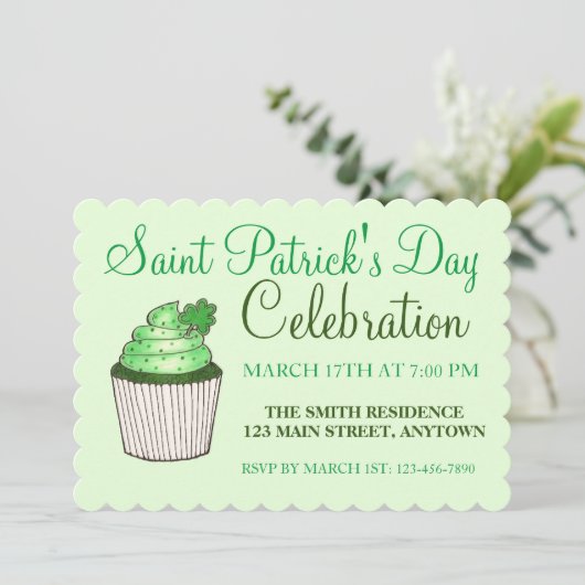 Invitation Shamrock vert Cupcake St. Patrick's Day (Debout devant)