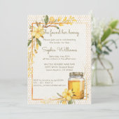 Invitation She Found Her Honey Yellow Floral Bridal Shower (Debout devant)