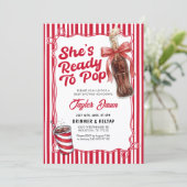 Invitation She’s Ready to Pop Cola Bottle Baby Shower  (Debout devant)