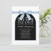 Invitation She’s Tying the Knot Light Blue Palette Bow (Debout devant)