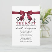 Invitation She’s Tying the Knot Theme Burgundy Bow (Debout devant)