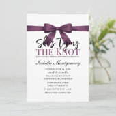 Invitation She’s Tying the Knot Theme Plum Bow (Debout devant)