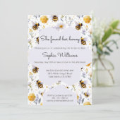 Invitation She's Found Her Honey Bees Floral Bridal Shower (Debout devant)