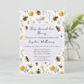 Invitation She's Found Her Honey Bees Floral Bridal Shower (Debout devant)