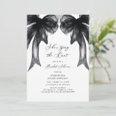 Invitation She's Tying The Knot Black Bow Bridal Shower (Debout devant)