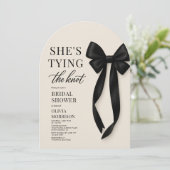 Invitation She's Tying The Knot Black Bow Bridal Shower  (Debout devant)