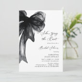 Invitation She's Tying The Knot Black Bow Bridal Shower (Debout devant)