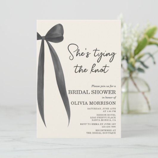 Invitation She's Tying the Knot Bow QR Code Bridal Shower (Debout devant)
