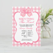 Invitation She's Tying the Knot Pink White Bridal Shower (Debout devant)