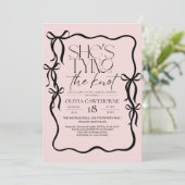 Invitation She's tying the know Bow Bridal Shower (Debout devant)