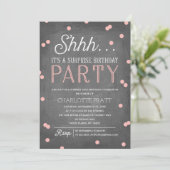 Invitation Shh Surprise fête d'anniversaire rose et tableau d (Debout devant)